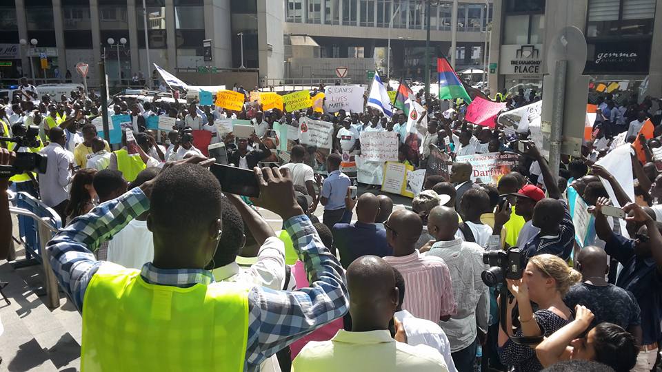 مئات السودانيين يتظاهرون أمام سفارة الاتحاد الأوربي في تل أبيب..