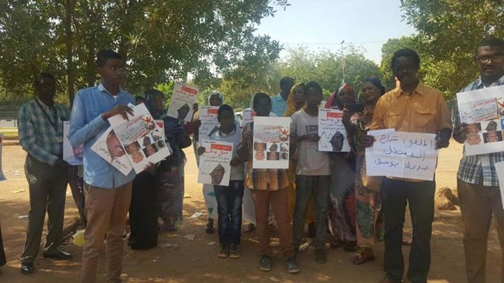 قوات الامن تعتقل ثلاثة من ابناء المعتقلين السياسين في وقفة إحتجاجية امام مبنى الجهاز