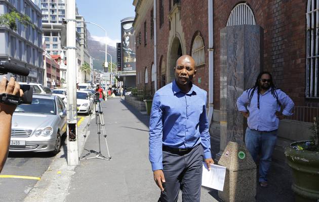 زعيم التحالف الديمقراطي بجنوب افريقيا يدفع بعريضة جنائية ضد اعضاء مجلس الوزراء بتسهيل مغادرة البشير من جنوب افريقيا عام 2015