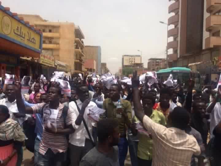 إدانة الطالب عاصم عمر ومظاهرات في الخرطوم تندد بالقرار
