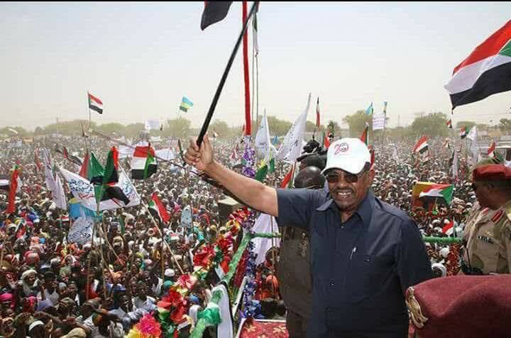 البشير لمواطني دارفور: “إلعنوا الشيطان حتى يعود الإقليم لسيرته الأولى”