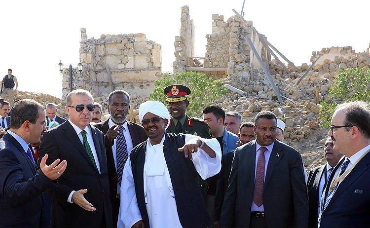 البشير يسلم “سواكن” للأتراك وحديث عن ملحق سرّي وصناعات دفاعية في أولى زيارات اردوغان للسودان