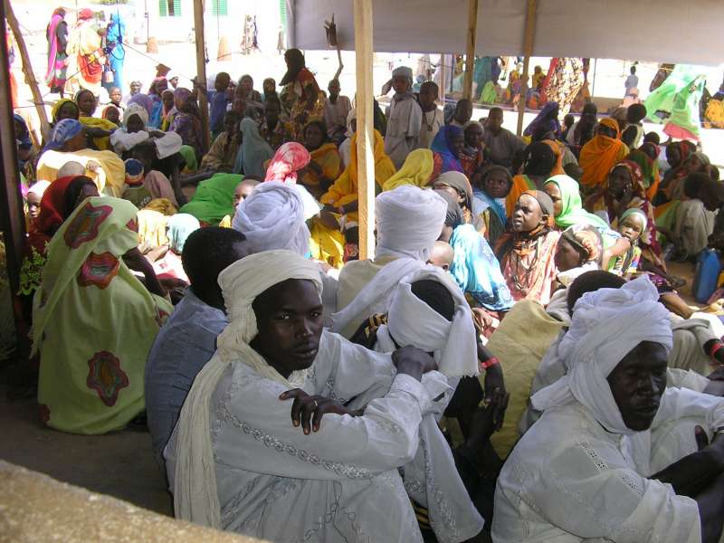 حركة تحرير السودان تستنكر محاولات إرغام اللاجئين بشرق تشاد العودة لمناطقهم لاجئون سودانيين من دارفور ينتظرون إجراء مقابلات معهم في مخيم في شرق تشاد. 2 نوفمبر 2009 . صورة ل(أوشا)