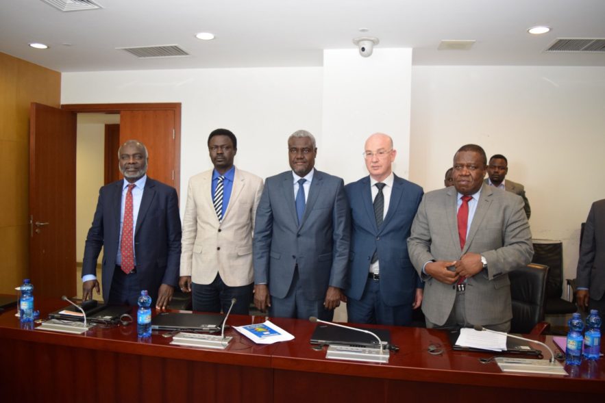 الاتحاد الأفريقي يطالب بحل سريع ومستدام للأزمة في دارفور إجتماع مفوض الاتحاد الأفريقي للسلام والأمن ، السفير "سمائل شرغوي" ورئيس المفوضية موسي الفكي والممثل الخاص المشترك ورئيس الوسيط المشترك دارفور ، السفير "كينغسلي مامابولو مع رئيس حركة العدل والمساوة جِبْرِيل إبراهيم ومني مناوي رئيس حركة تحرير السودان . أديس أبابا . 23 نوفمبر 2018