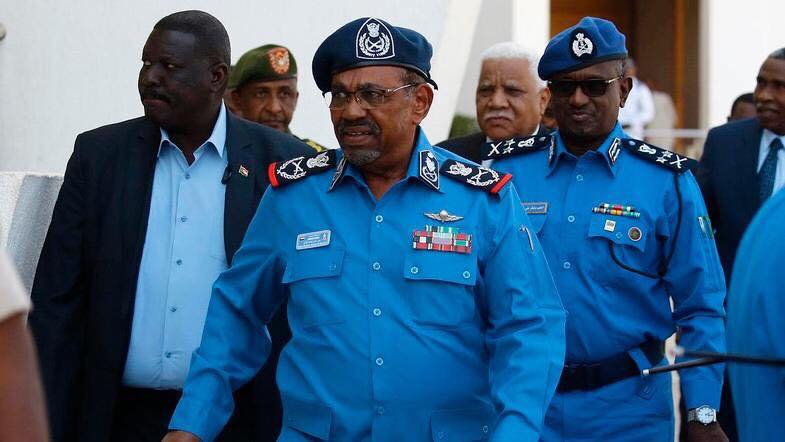 باحثة : البشير لا يزال مطلوبًا لدى الجنائية الدولية و نخشى من تراكم الانتهاكات الرئيس السوداني عمر البشير يصل إلى لقاء مع مسؤولي الشرطة في مقر "دار الشرطة" في العاصمة الخرطوم في 30 ديسمبر ، 2018. (أ ف ب)