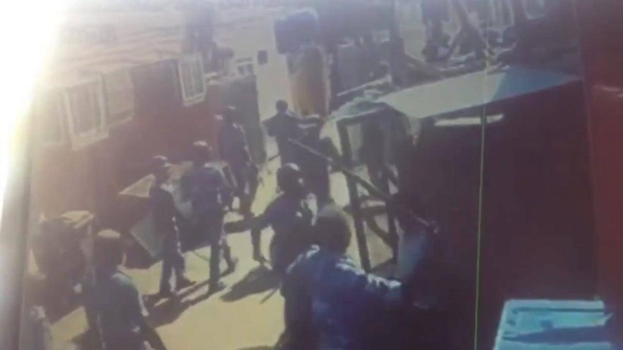 مقطع فيديو يظهر قوات مكافحة الشغب السودانية تعتدي على رجل في الشارع