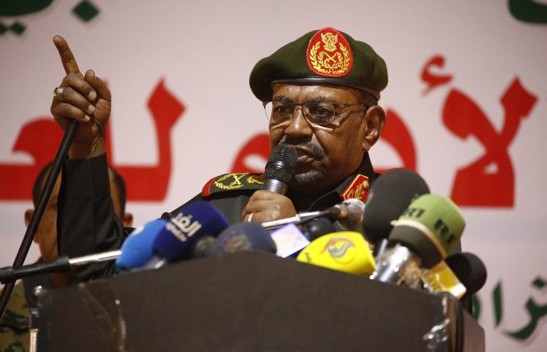 البشير يدرس نهاية اللعبة وخيارته بدأت تتلاشى بسرعة – تقرير الرئيس السوداني عمر البشير . صورة ل(أ ف ب)