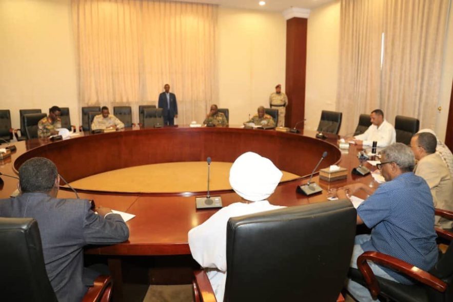 قوي إعلان الحرية والتغيير تسلم المجلس العسكري الوثيقة الدستورية الإنتقالية إجتماع لممثلين من قوي الحرية والتغير مع المجلس العسكري الانتقالي بالقصر الجمهوري . 27 ابريل 2019