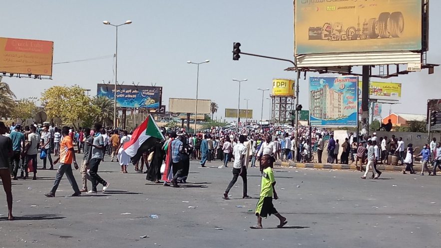 متظاهرين بالعاصمة السودانية الخرطوم . 7 أبريل 2019