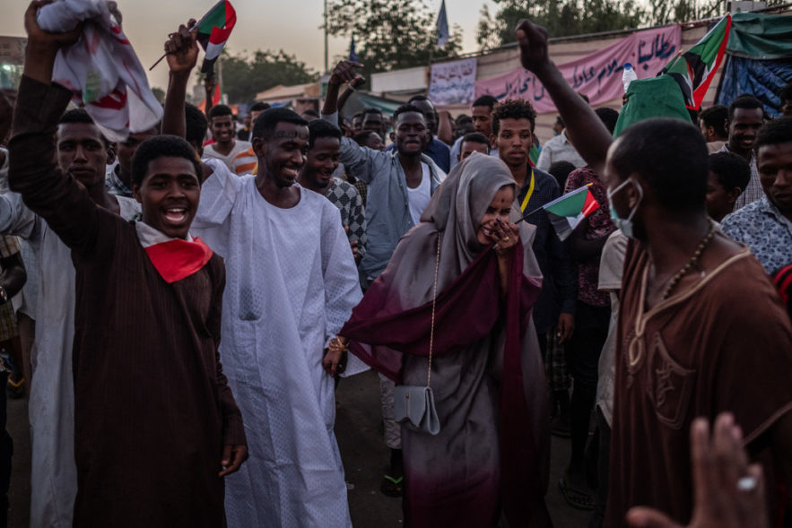 نيويورك تايمز: مظاهرات السودان تزهر رومانسية اثنين من المتزوجين حديثًا يتلقون التهاني أثناء سيرهم في موقع الاعتصام. براين دينتون لصحيفة نيويورك تايمز