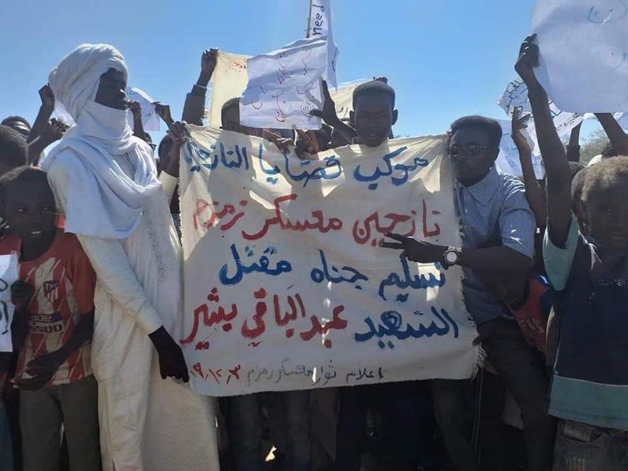 إدارة معسكر زمزم تحذر من “اختطاف صوت النازحين” وتتهم آدم رجال بتضليل الإعلام تظاهرات للنازحين في معسكر زمزم