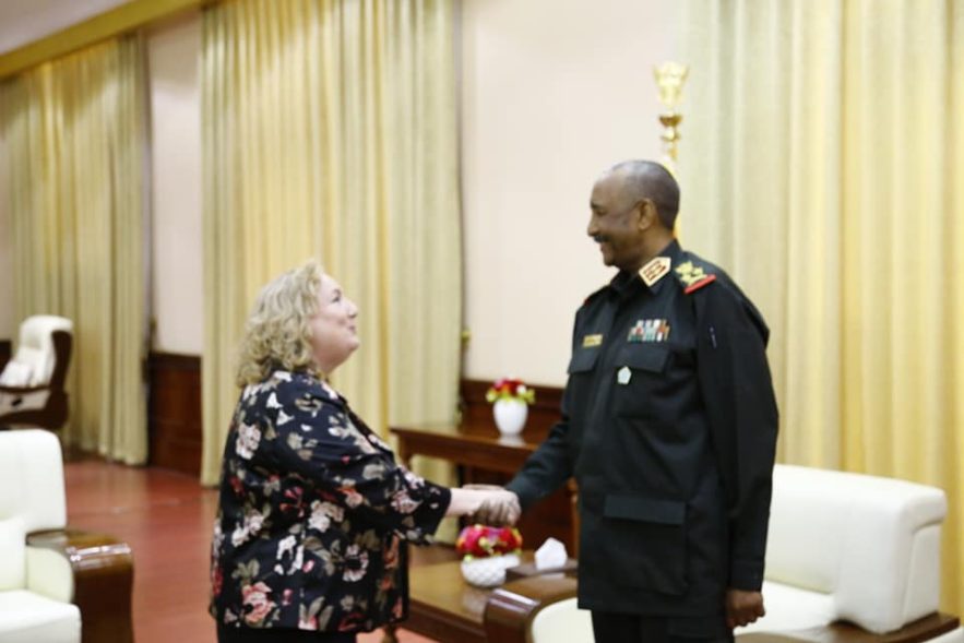 البرهان للاتحاد الأوروبي: إستقرار السودان يرتكز علي جيش واحد وإعادة دمج الجيوش رئيس مجلس السيادة الانتقالي عبدالفتاح البرهان يلتقي نائبة وزير الخارجية الايطالية، إيمانويلا ديل راي