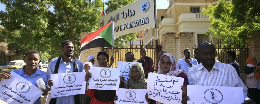 لجنة حماية الصحفيين: السودان ضمن أخطر الدول للصحفيين في 2024 وقفة احتجاجية لصحفيين سودانيين أمام وزارة الإعلام . الخرطوم ، 2 ديسمبر 2019 (أ ف ب)