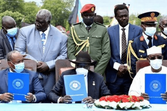 البُرهان :لا عودة للحرب والسلام لا يكتمل إلا بمُشاركة “الحِلو” و”عبدالواحد” الفريق عبد الفتاح البرهان رئيس مجلس السيادة السوداني وسلفا كير رئيس جنوب السودان والرئيس التشادي إدريس ديبي يحضرون توقيع اتفاق سلام مع جماعات معارضة رئيسية في جوبا عاصمة جنوب السودان يوم السبت. (رويترز)