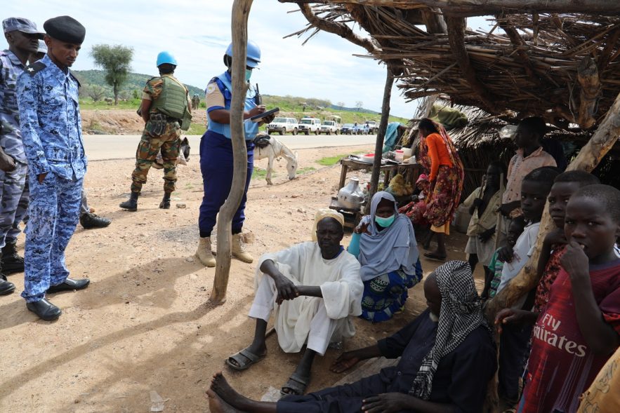 يونتيماس : هناك أولوية عاجلة لحماية النازحين في دارفور حفظة السلام العاملين باليوناميد مع افراد من الشرطة السودانية- يسيرون دورية مشتركة في منطقة قيري الزراعية بمحلية زالنجي في وسط دارفور.