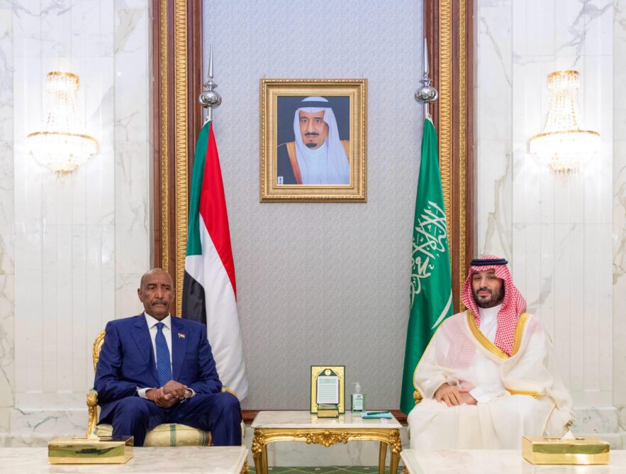 البرهان يناقش آفاق التعاون الاستراتيجي مع ولي العهد السعودي