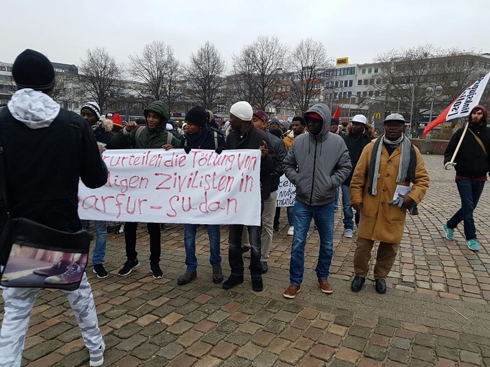 السودانيين في المانيا يتظاهرون تضامنا مع ضحايا مجزرتي نيرتتي والجنينة - صوت الهامش