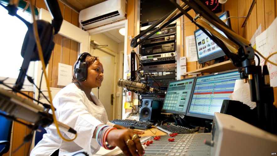 لبنى عبد الله تذيع برنامج بيتنا على راديو مرايا من جوبا اليوم 10 مارس
