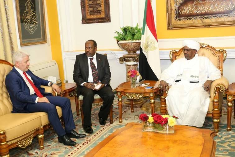 الرئيس السوداني عمر البشير يستقبل رئيس مجلس إدارة شركة "أوزتورك" التركية ، يوسف أسترك ، 6 مارس 2018 ، صورة ل(سونا)