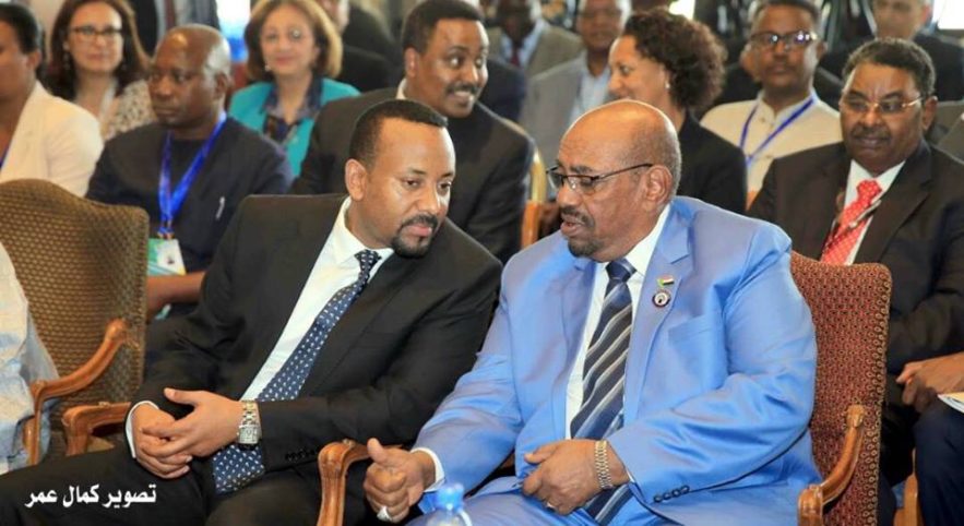الرئيس السوداني عمر البشير ورئيس الوزراء الإثيوبي أبي أحمد في منتدي تانا للأمن الأفريقي بدار بحر ، إثيوبيا . صورة (سونا)
