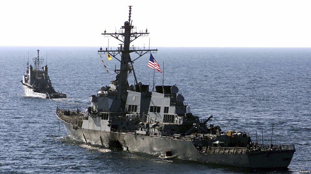 المدمرة الأمريكية (يو إس إس كول) بعد بضعة أيام من قصفها ، 12 أكتوبر 2000