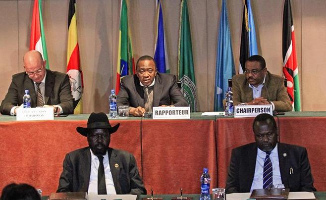 رئيس جنوب السودان سلفا كير وزعيم المتمردين رياك مشار ، في إجتماع مع مفوض الاتحاد الإفريقي للسلم والأمن . 2015 . صورة ل(رويترز)
