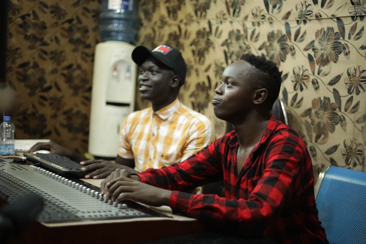 الموسيقار سينغل دي (يمين) والمنتج شاكو، أعضاء في فرقة "أنا تعبان"، في ستوديو بـ جوبا، جنوب السودان، 22 مارس 2018. طومسون رويترز.