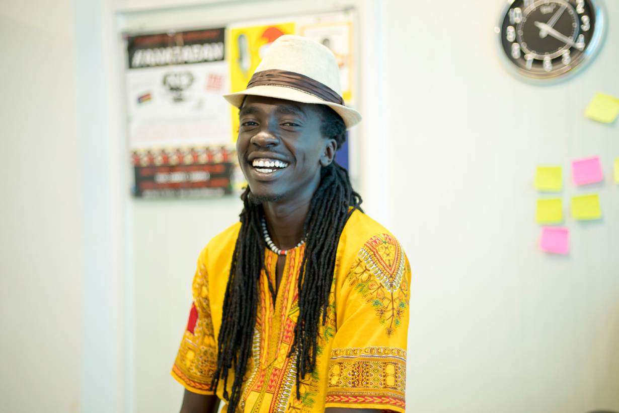 الموسيقار مَنسّى ماثيانغ إبان التقاط صورة له في مكتب حركة "أنا تعبان"، في جوبا جنوب السودان، 20 مارس 2018. طومسون رويترز.