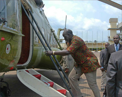جون قرنق أثناء صعوده إلي المروحية الرئاسية في مطار عنتيبي متوجها إلى رواكيتورا . 29 يوليو 2005. صورة ل(ديلي مونيتور)