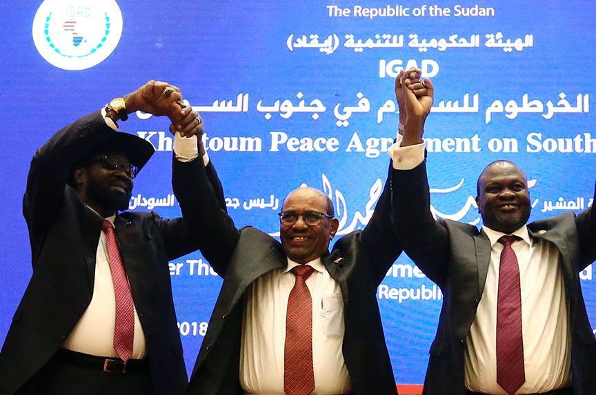 رئيس جنوب السودان سلفا كير ومنافسه رياك مشار يتوسطهما الرئيس السوداني عمر البشير 27 يونيو 2018 . (رويترز)