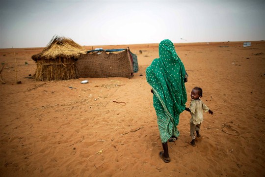 امرأة وابنتها بمعسكر زمزم للنازحين في شمال دارفور بالسودان، 11 يونيو 2014 (تصوير ألبير جونزالز فاران لليوناميد عبر الأسوشيتد برس)