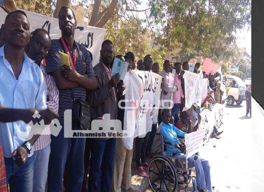 سودانيون يتظاهرون أمام مكتب المفوضية السامية للأمم المتحدة لشؤون اللاجئين بالقاهرة . 10 أكتوبر 2018 (صوت الهامش)