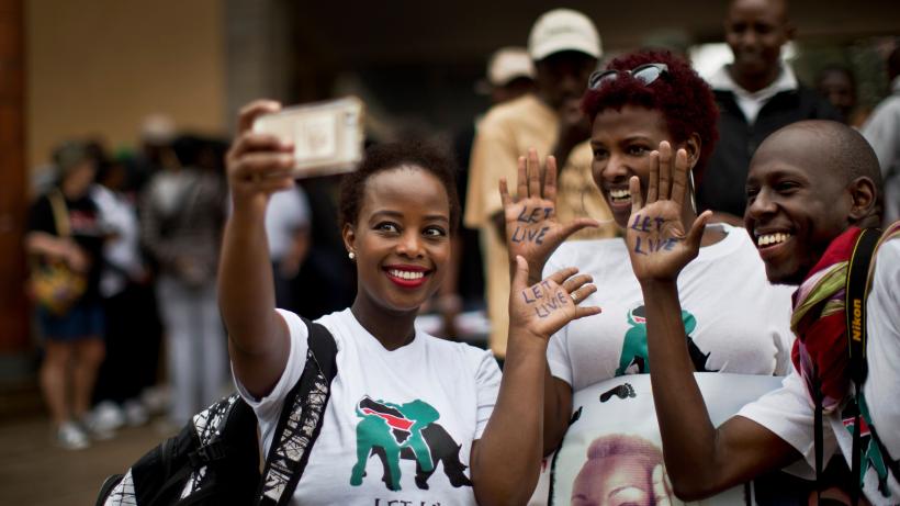 يأخذ المتظاهرون "selfie" من هواتفهم الذكية ويعرضون رسالة "Let Live" أثناء مشاركتهم في "المسيرة العالمية للفيلة والرينوز" لرفع مستوى الوعي لمحنتهم ، في نيروبي ، كينيا. صورة ل(أ ف ب)