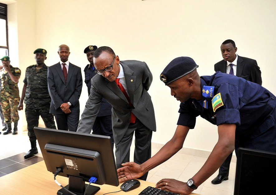 كاغامي يجول في مقر قيادة شرطة رواندا - تصوير: الحكومة الرواندية