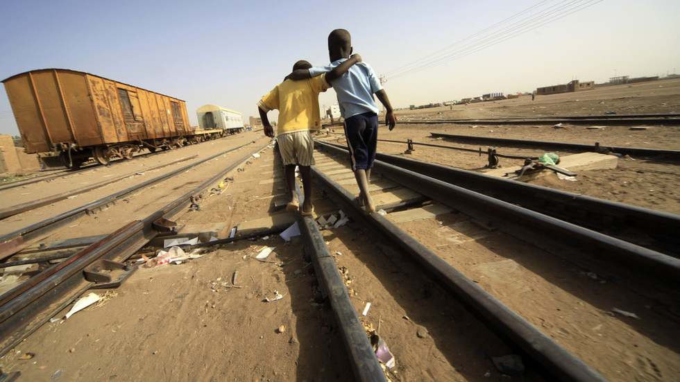 أطفال في محطة القطار بالخرطوم . صورة ل(رويترز)