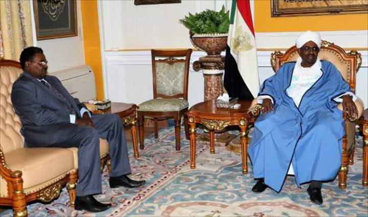 الرئيس السوداني البشير (يمين) استقبل الفريق صلاح قوش بعد تعيينه مديرا عاما لجهاز الأمن والمخابرات الوطني (الجزيرة)