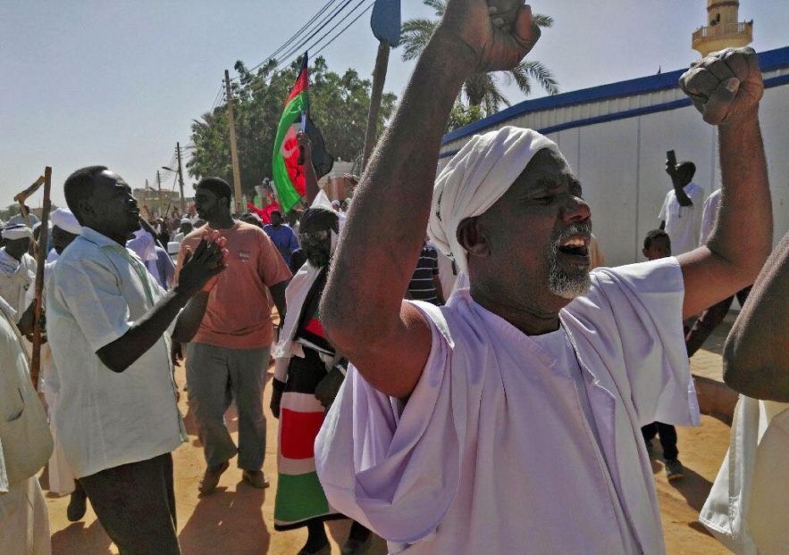 متظاهرون يرفعون شعارات خلال مظاهرة مناهضة للحكومة بعد صلاة الجمعة في 18 يناير 2019 خارج مسجد في أم درمان . صورة ل ( وكالة فرانس برس)
