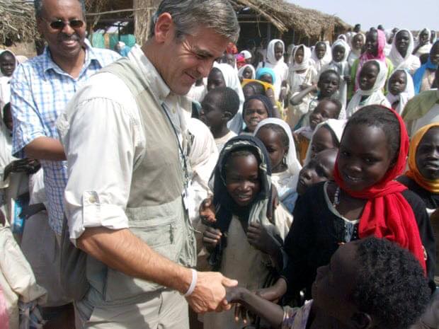 جورج كلوني يزور معسكر زمزم للنازحين في شمال دارفور ، في يناير 2008. صورة ل(أسوشيتد برس)