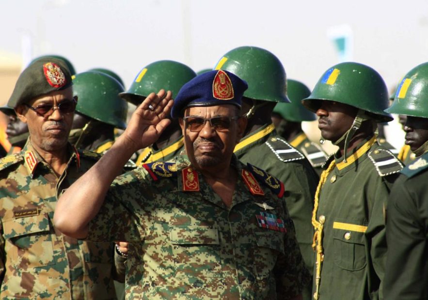 الرئيس السوداني عمر البشير مع القوات السودانية في الخرطوم ، السودان في 9 أبريل 2017 [. صورة ل(الأناضول)