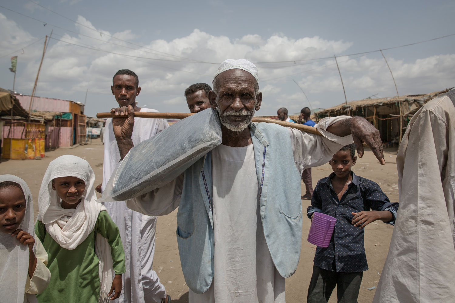 الصورة : رجال وأطفال بالقرب من مخيم الشقراب في شرق السودان . سالي هايدن