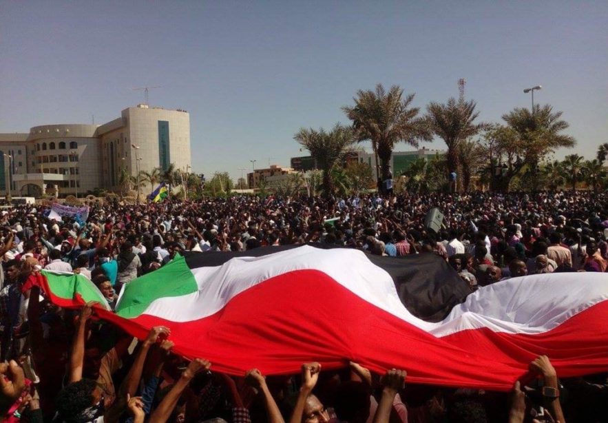 تظاهرة لآلاف السودانين بالعاصمة السودانية الخرطوم 6 ابريل 2019 . صورة من (مواقع التواصل الإجتماعي)