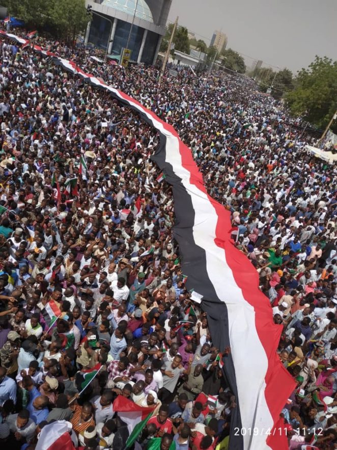 اعتصام السودانيين أمام قيادة الجيش السوداني بالخرطوم