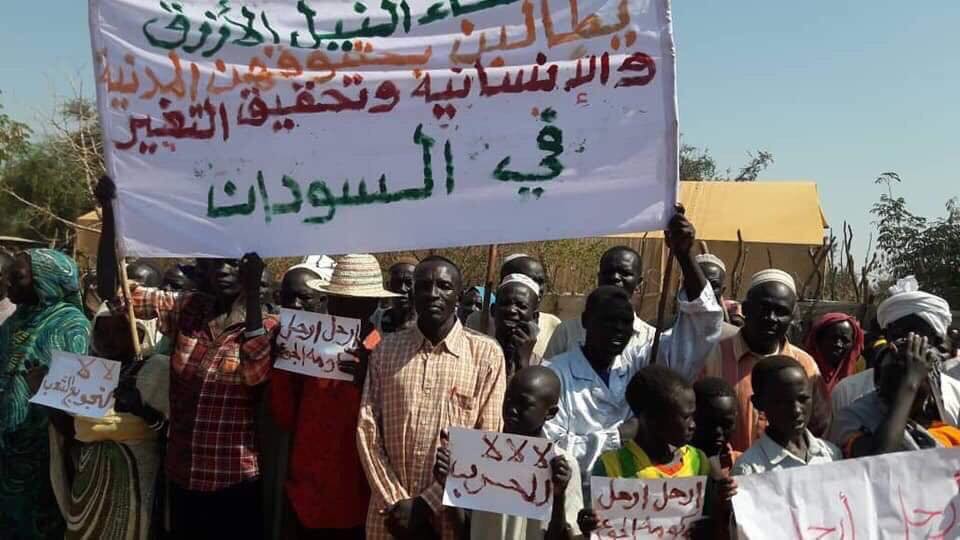 لاجئي ولاية النيل الأزرق في جنوب السودان يعبرون عن تضامنهم مع الثورة في السودان صورة ل(عزاز شامي) تويتر