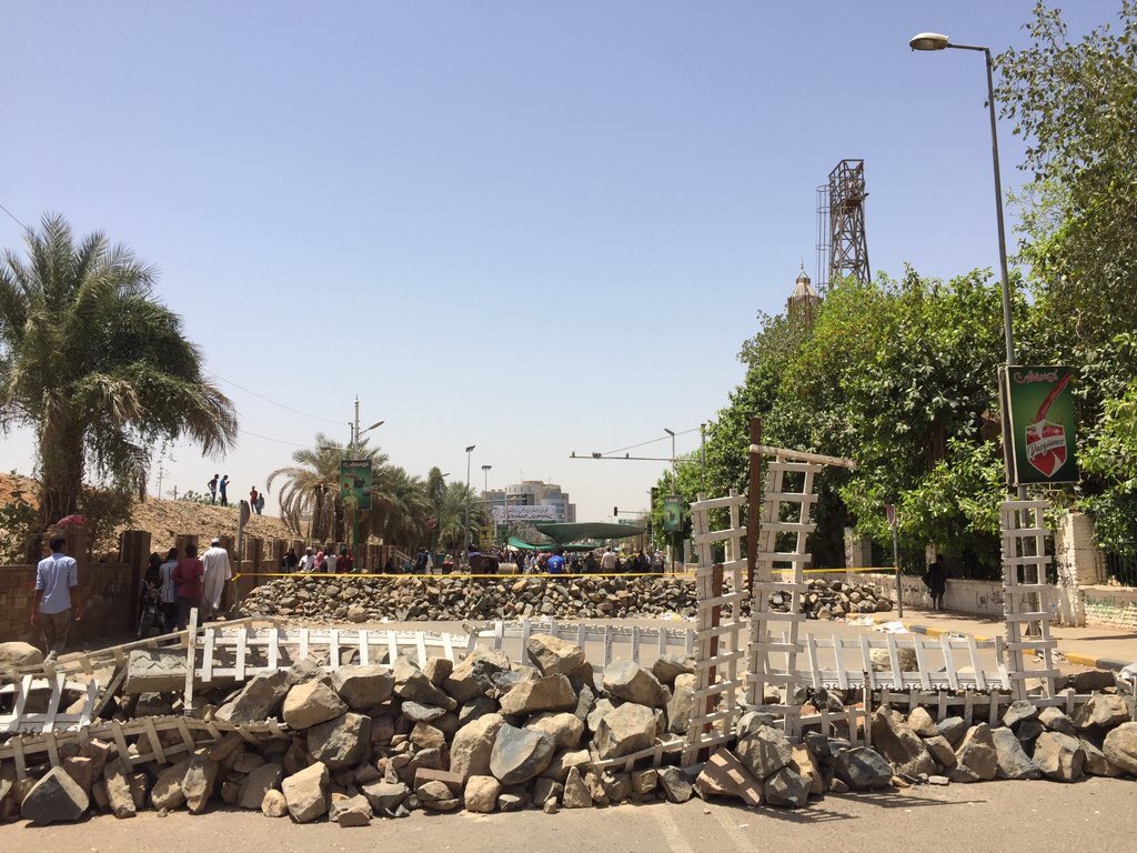 متاريس وضعها معتصمون أمام القيادة العامة للجيش السوداني