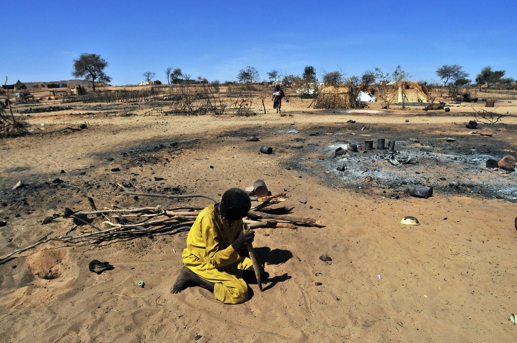 القوات الحكومية السودانية قصفت قرية أبو سروج في غرب دارفور وهاجمها رجال مسلحون في عام 2008 . صورة ل(نيويورك تايمز)