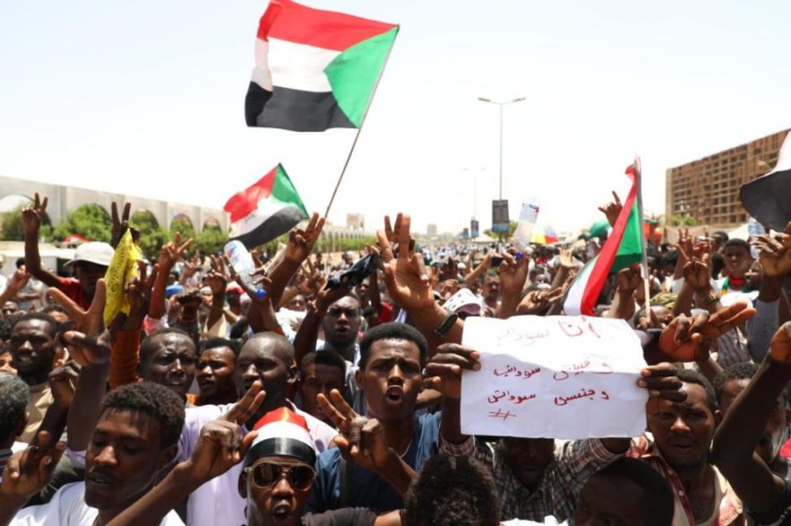 متظاهرون سودانيون يطالبون بحكومة انتقالية مدنية أمام المقر العسكري خارج مقر الجيش في الخرطوم ، السودان في 3 مايو 2019 . صورة ل(الأناضول)