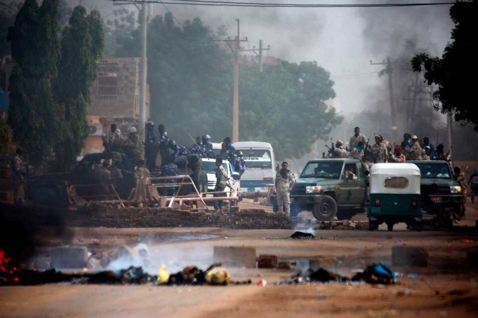 قوات أمنية سودانية تم نشرها أمام قيادة وقامت بتفريق الاعتصام (أ ف ب)