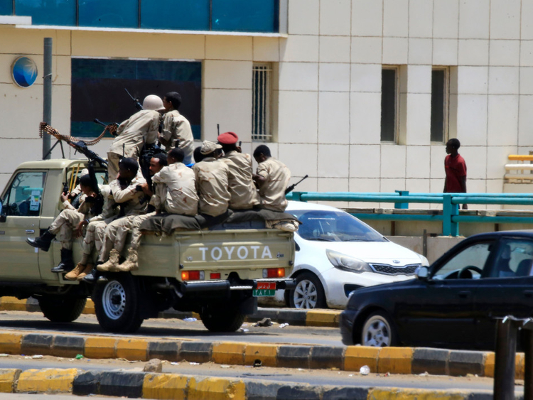 تواصل قوات الأمن القيام بدوريات في شوارع الخرطوم ، بعد ثلاثة أيام من أعمال العنف يوم الاثني (أ ف ب)