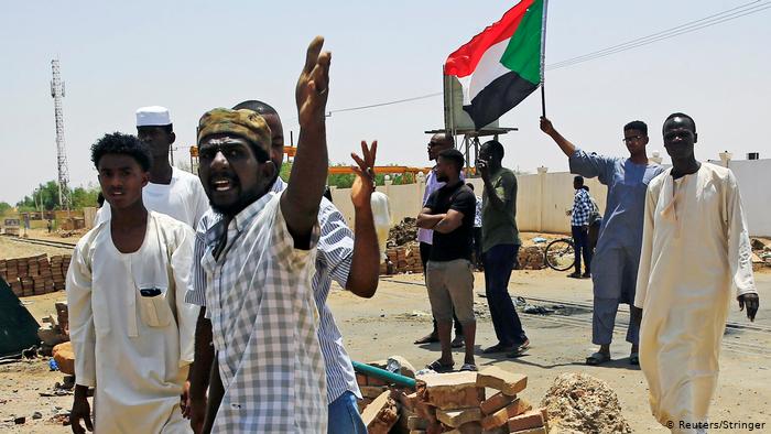 متظاهرون سودانيون يقيمون حاجزاً في أحد شوارع الخرطرم (رويترز)