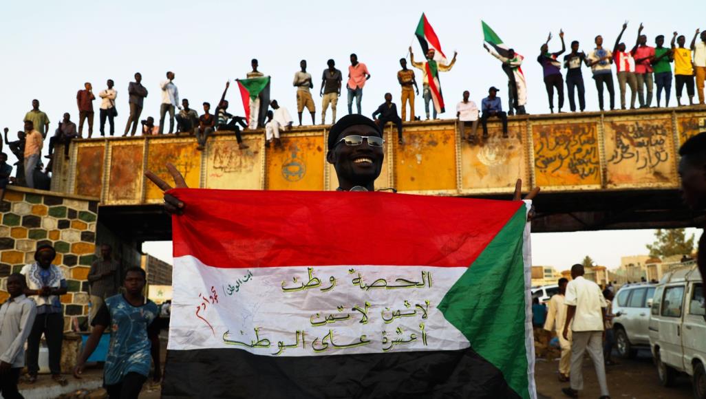 متظاهرون سودانيون يطالبون بحكومة انتقالية مدنية أمام المقر العسكري هذا الشهر. الصورة / وكالة فرانس برس